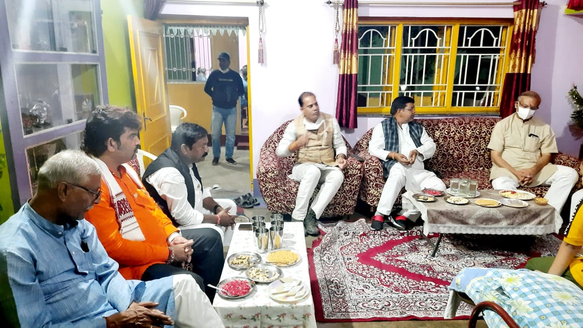 Santosh56963303's tweet photo. संघ रामगढ़ जिला के माननीय जिला संघचालक श्री शत्रुघ्न प्रसाद जी के आवास पर आज उनके स्वास्थ्य के बारे में जानकारी प्राप्त करने औ��� कुशल क्षेम निमित्त माननीय सांसद श्री  @jayantsinha जी पहुंचे |  साथ में भाजपा के प्रमुख वरीय नेता एवं कार्यकर्तागण भी मौजूद रहे p/1  @Bjp4Ramgarh https://t.co/4aSIrVp93v