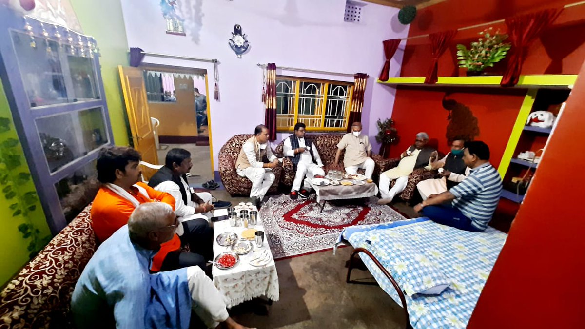 Santosh56963303's tweet photo. संघ रामगढ़ जिला के माननीय जिला संघचालक श्री शत्रुघ्न प्रसाद जी के आवास पर आज उनके स्वास्थ्य के बारे में जानकारी प्राप्त करने औ��� कुशल क्षेम निमित्त माननीय सांसद श्री  @jayantsinha जी पहुंचे |  साथ में भाजपा के प्रमुख वरीय नेता एवं कार्यकर्तागण भी मौजूद रहे p/1  @Bjp4Ramgarh https://t.co/4aSIrVp93v