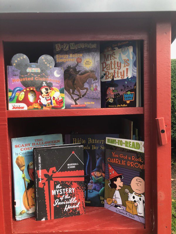 FriendsMillburn's tweet photo. All Treats and no Tricks at the Short Hills Train Station LFL today. Check out our super selection of Halloween tales before they disappear!
#friendsofmillburnlfl
#friendsofmillburnlibrary
#shorthillsnj
#halloween2021 https://t.co/CuoZ8oPmlJ