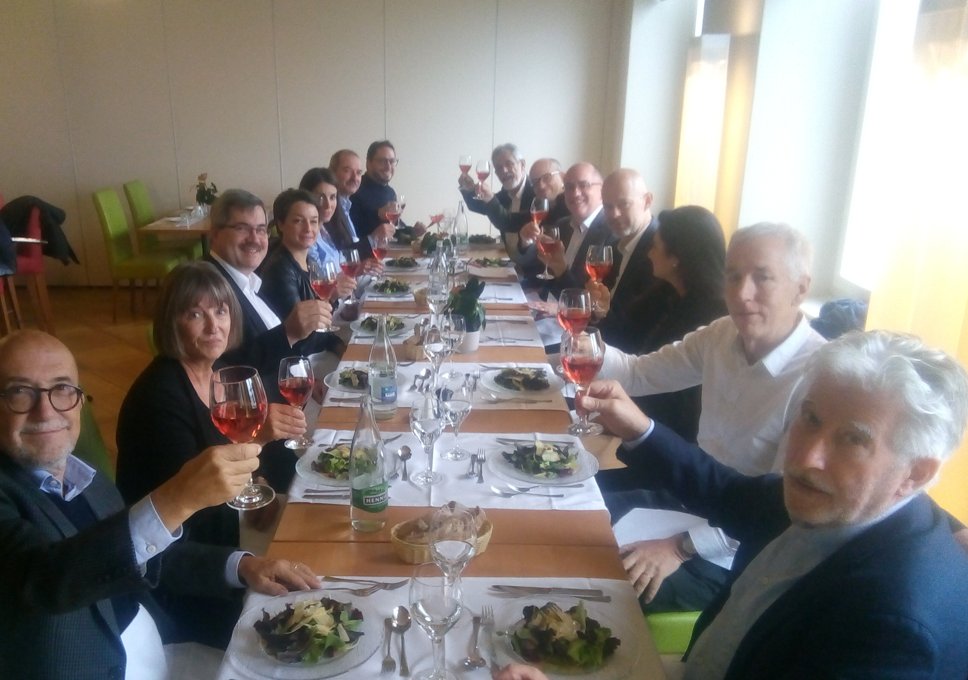 Réunion à #Neuchâtel des professeur-e-s de #droitsocial
Au programme, #droit et #littérature, droit et #artmoderne, menu neuchâtelois et visite du Centre Dürrenmatt
<a href="/UniNeuchatel/">Université Neuchâtel</a> <a href="/DroitNeuchatel/">Droit Uni Neuchâtel</a>