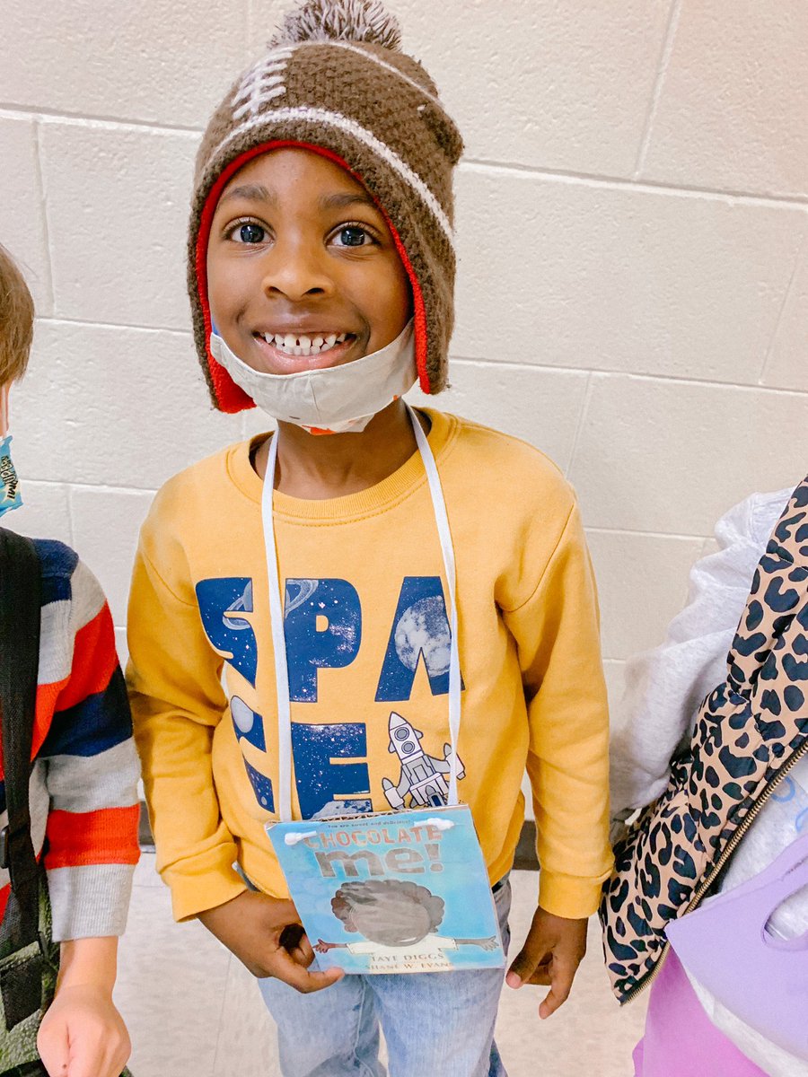 HighPointFCS's tweet photo. of course we couldn’t let the teachers have ALL the fun!! 📚💙 students came dressed to impress for book character dress up day! @HPointPrincipal #ignitingeveryflame https://t.co/Hr4DbOPOTL