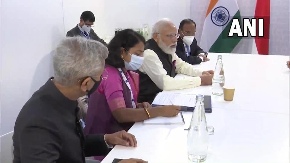 HCI_Singapore's tweet photo. Prime Minister @narendramodi Modi met PM @leehsienloong  on the sidelines of G20 Summit in Rome. It was a fruitful meeting during which the two leaders reviewed the full range of friendly ties between 🇮🇳 and 🇸🇬 including  climate change and facilitating international travel. https://t.co/xb9Y3j4LdU