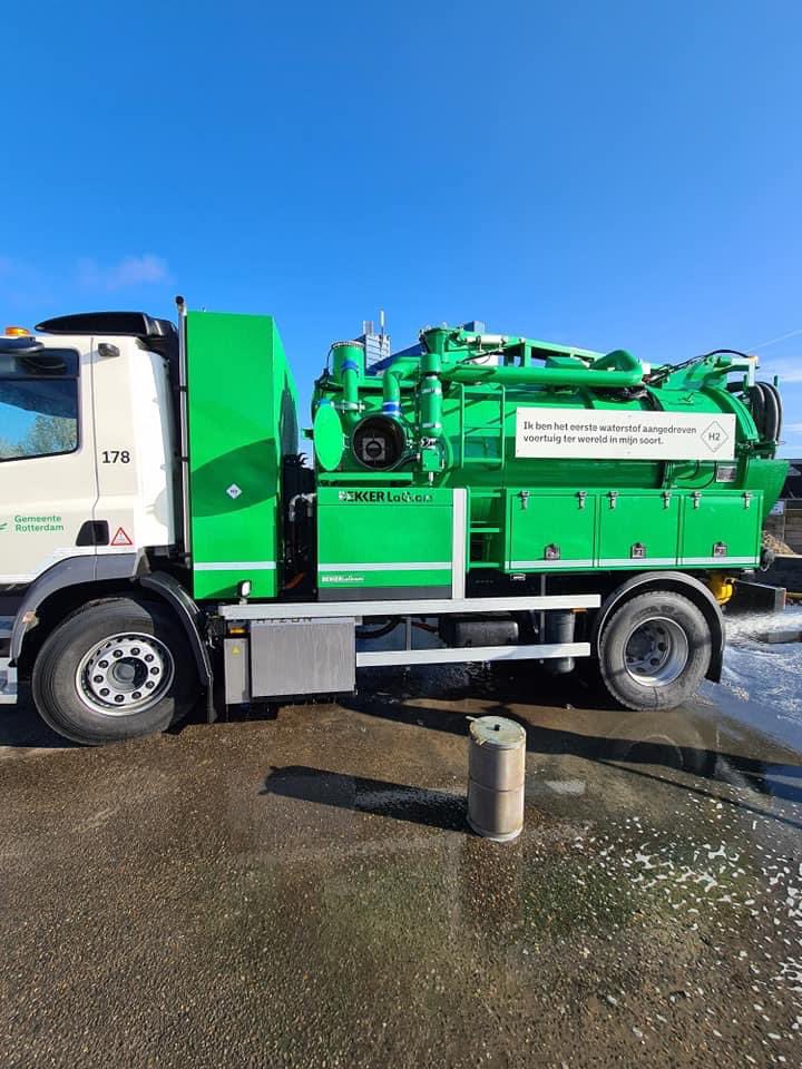 Carlholthausen's tweet image. Hydrogen fuelcell vacuum cleaner truck.
Sludge vacuum at work along the road to clean street gullies of the metropolis Rotterdam the Netherlands.
The truck and PTO run on hydrogen fuelcell technology.
a product of @hyzonmotors @rotterdam