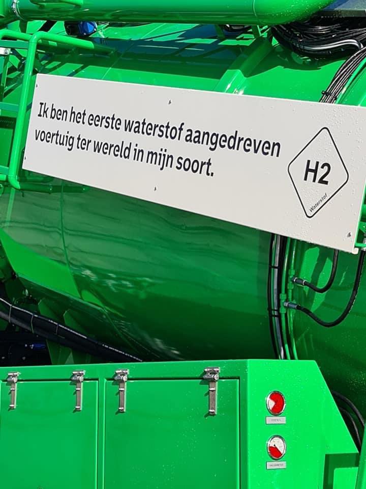 Carlholthausen's tweet image. Hydrogen fuelcell vacuum cleaner truck.
Sludge vacuum at work along the road to clean street gullies of the metropolis Rotterdam the Netherlands.
The truck and PTO run on hydrogen fuelcell technology.
a product of @hyzonmotors @rotterdam