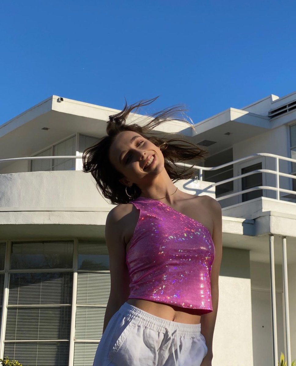 EmmaAccess's tweet photo. 🏆 | daily reminder to vote for emma chamberlain’s @AGpodcast at this year’s #pcas for ‘the pop podcast of 2021’. you can vote up to 25 times per day. 

— https://t.co/0FZj8NSAUi https://t.co/G4zrIf6wqK