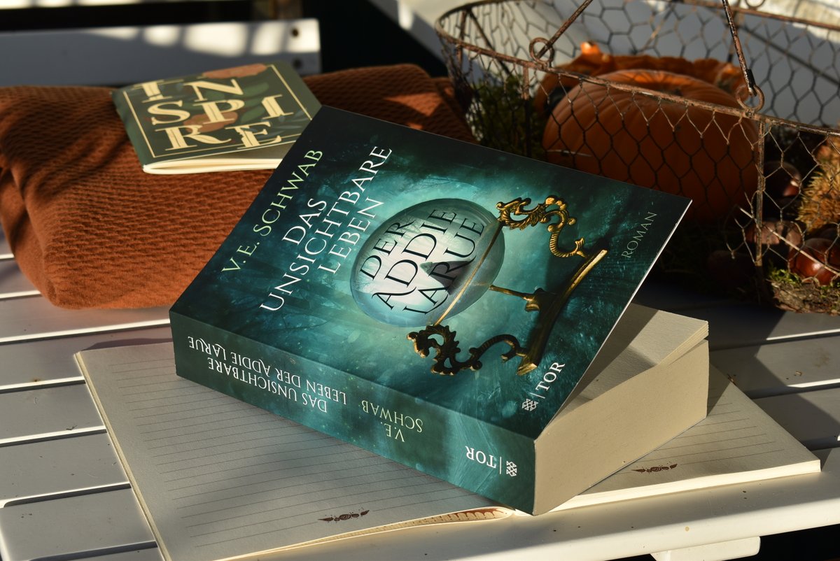 Ich wünsche mir, dass sich viele Leser:innen öffnen für Schwabs besonderen Roman. Dem eigenen Denken Freiheiten lassen.  Emotionen Freiraum geben. Und sich ebenso Hals über Kopf in dieses Buch verlieben wie ich.
nannisraeuberleben.de/2021/10/das-un…