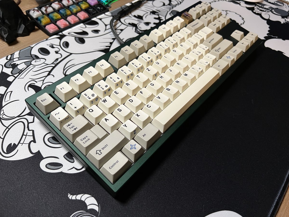 aerysten's tweet photo. Built a green WK Mr. Suit last night, and I’m pleasantly surprised. Only used case foam with a POM plate and Quartz switches, and somehow it feels like the Prophet. (Sorry for the not great phone pic). https://t.co/jERUC29Fft