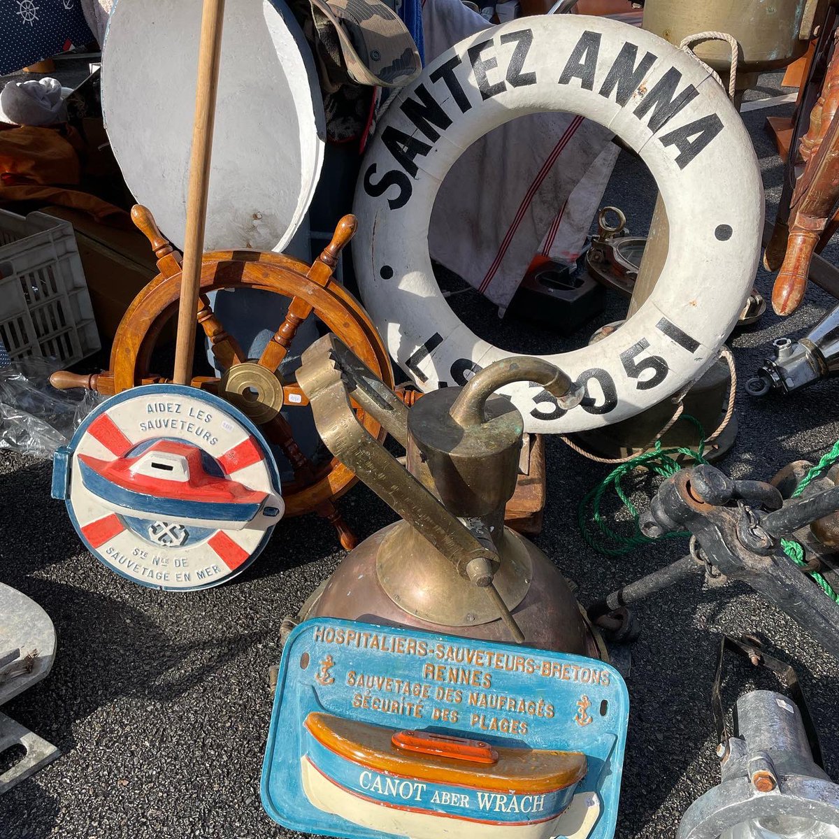 jhirel's tweet photo. Grande foule et soleil sur le port du Crouesty pour l’édition 2021 de @le_mille_sabords ! Ça fait plaisir à voir ! Retrouvez la @mafiabretonne bretonne sous la tente numéro 10 des puces nautiques #millesabords #millesabords2021 #mafiabretonne #bretagne #morbihan https://t.co/fEtZxfDIaj