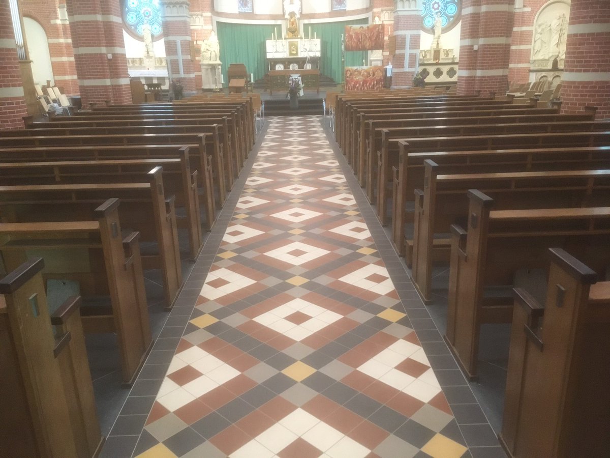 CorneliusLimmen's tweet photo. De kerkbanken zijn in de Corneliuskerk geplaatst. 
De banken uit Koog aan de Zaan zijn door Emiel Wagemaker van meubelmaker d' Houtkrul op maat gemaakt en opgeknapt en zijn de afgelopen week in de Corneliuskerk geplaatst. https://t.co/JR5FMYKBxw