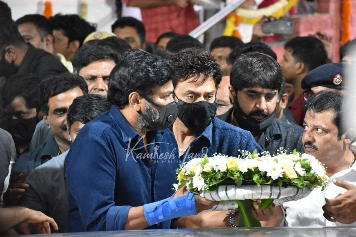 ott_release's tweet photo. I’m seeing for the first time that this tiger #Balakrishna is crying 😭😭😭😭. Can’t able to see him like this 🙏🙏🙏🙏 . We miss you #PowerStar @PuneethRajkumar and we love you forever !! #PuneethRajkumar #Balayya
 #Venkatesh
#Chiranjeevi
#Ali #Srikanth #Naresh #shivarajkumar https://t.co/0EYupfEow9