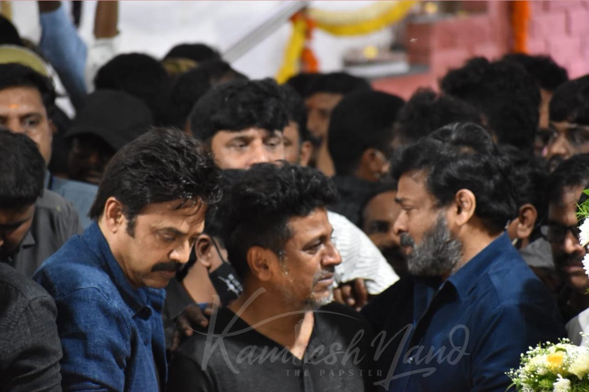 ott_release's tweet photo. I’m seeing for the first time that this tiger #Balakrishna is crying 😭😭😭😭. Can’t able to see him like this 🙏🙏🙏🙏 . We miss you #PowerStar @PuneethRajkumar and we love you forever !! #PuneethRajkumar #Balayya
 #Venkatesh
#Chiranjeevi
#Ali #Srikanth #Naresh #shivarajkumar https://t.co/0EYupfEow9