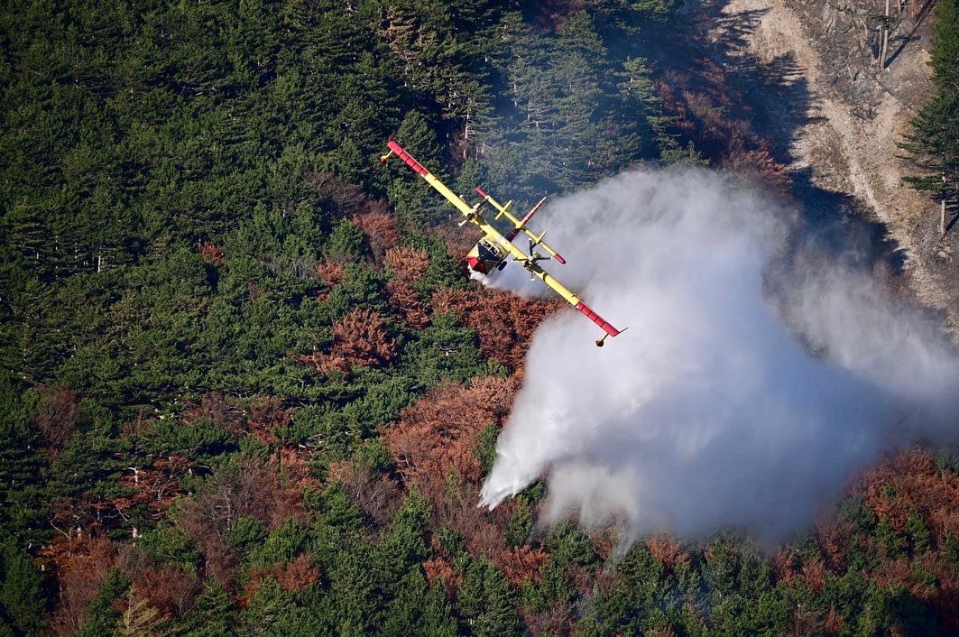 LFVSuedtirol's tweet photo. Waldbrand bei Hirschwang an der Rax (Niederösterreich): italienisches Canadair CL 415 Löschflugzeug im Einsatz 🔥🌲Incendio boschivo in Austria: intervento Canadair CL 415 per fronteggiare il vasto incendio che sta interessando il monte Mittagstein. 📸 NÖLFK/Matthias Fischer https://t.co/rp6eFo3Pk0