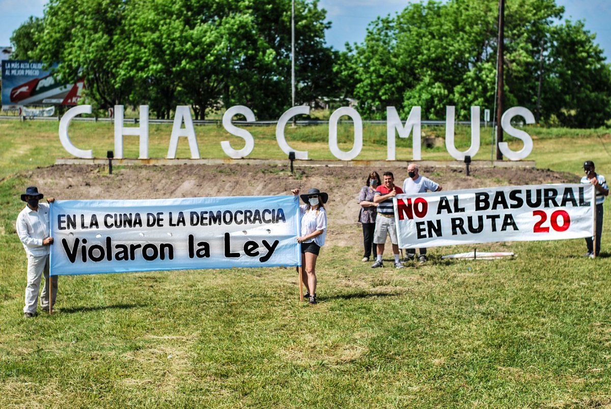 NoAlBasuralR20's tweet photo. En la cuna de la democracia violan la ley. Por eso Vecinos Autoconvocados de #Chascomús denunciamos hoy el atropello a derechos de la #democracia  por el basural ilegal de @javier_chgaston en Ruta 20. Dr. #Alfonsín sepa lo que pasa por sus pagos en este aniversario (abre hilo) https://t.co/w9ChZAOLul
