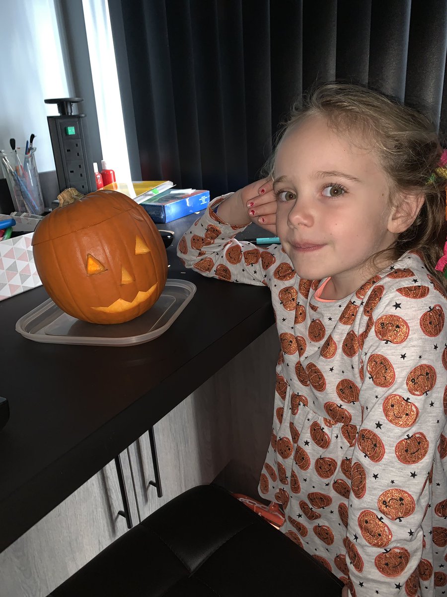 HazelAvaSmith's tweet photo. Pumpkin carving fun! 🎃 https://t.co/Lgov7vWRk6