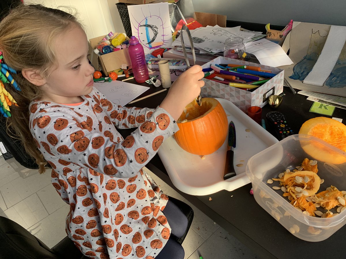 HazelAvaSmith's tweet photo. Pumpkin carving fun! 🎃 https://t.co/Lgov7vWRk6