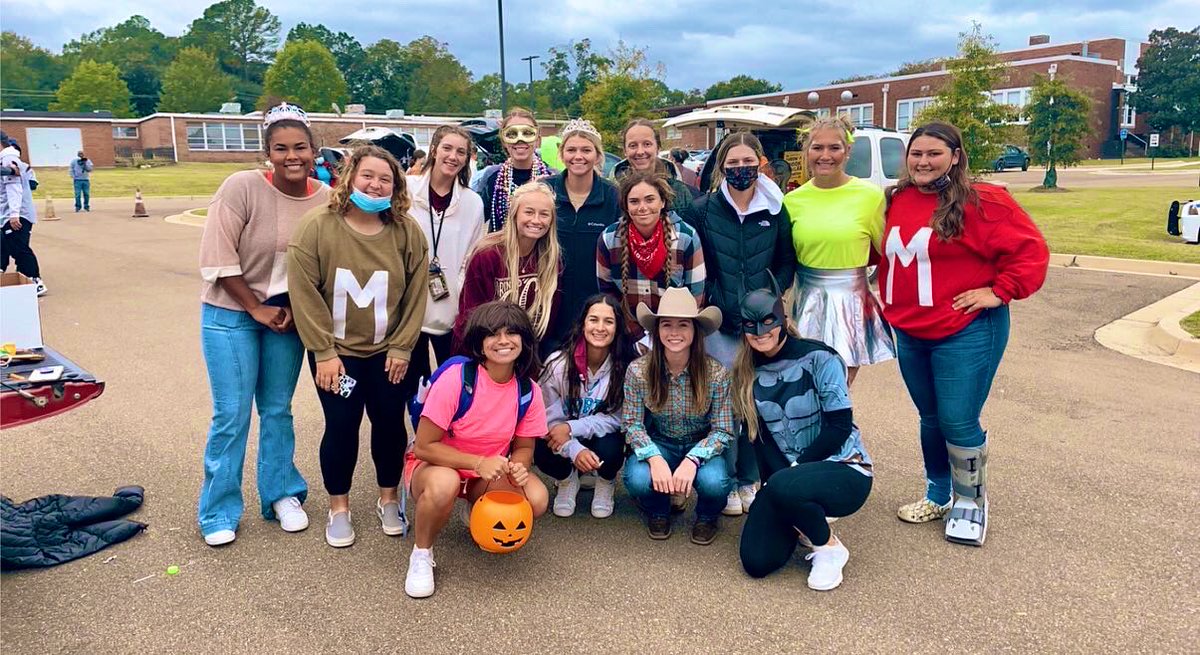LadyEagleSFBL's tweet photo. “Can you tell me where Raymond Elementary is?” - Dora

Finished off a great week in the weight room with some Trunk or Treat 🍭🍬 with the kids! We have a special group right here! https://t.co/i07j2dTcxH