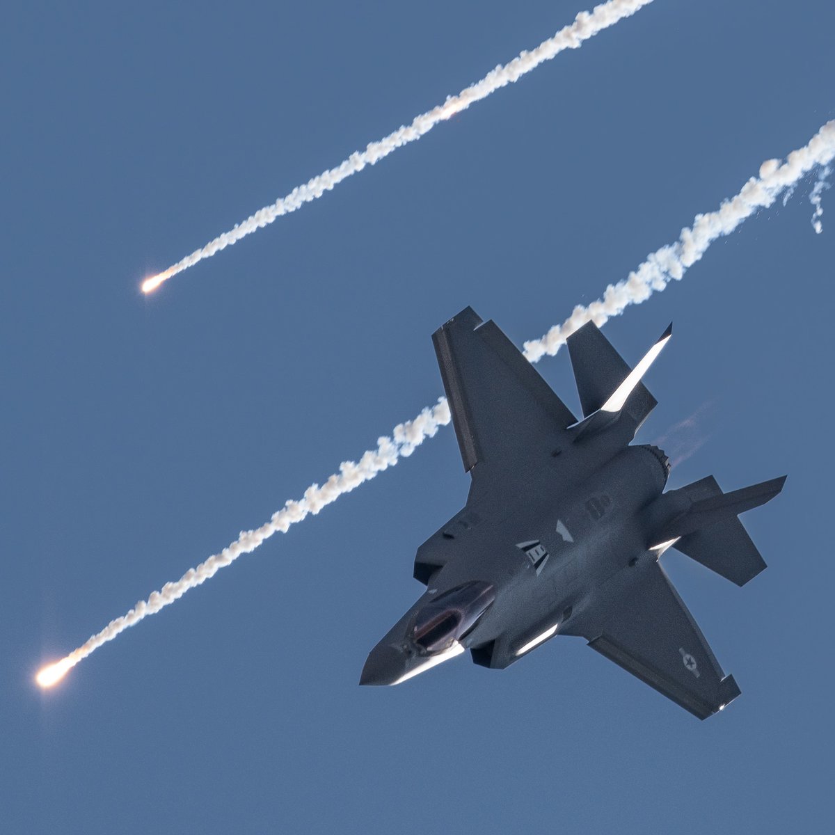 Salinas_Airshow's tweet photo. Don't miss the 40th California International #AirShow today and Sunday! There is something for everyone from the latest military jets to warbirds and even monster trucks and classic cars.
#AFThunderbirds, #F35A #F35C #MiniJet #Pitts #Aerobatic #MonsterTrucks #Dragster #JetCar https://t.co/eOU4pH8voP