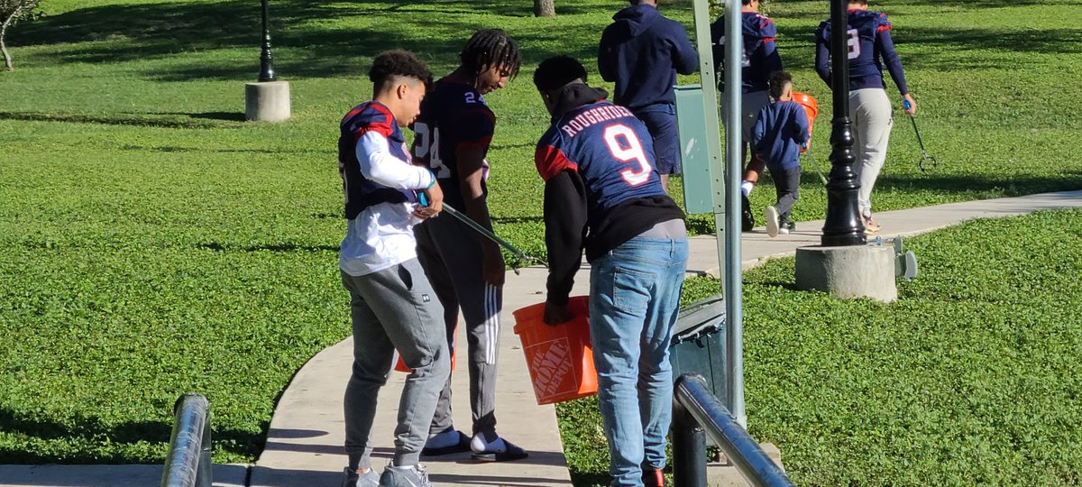 TRRoughRiderFB's tweet photo. TR Football pitching in today to keep our community clean at Brook Falls Park! Shout out to all of our guys who volunteered a few hours their weekend and helped make this project a success! #TRCommunityService #KeepOurParksClean https://t.co/WOQq44zGXg
