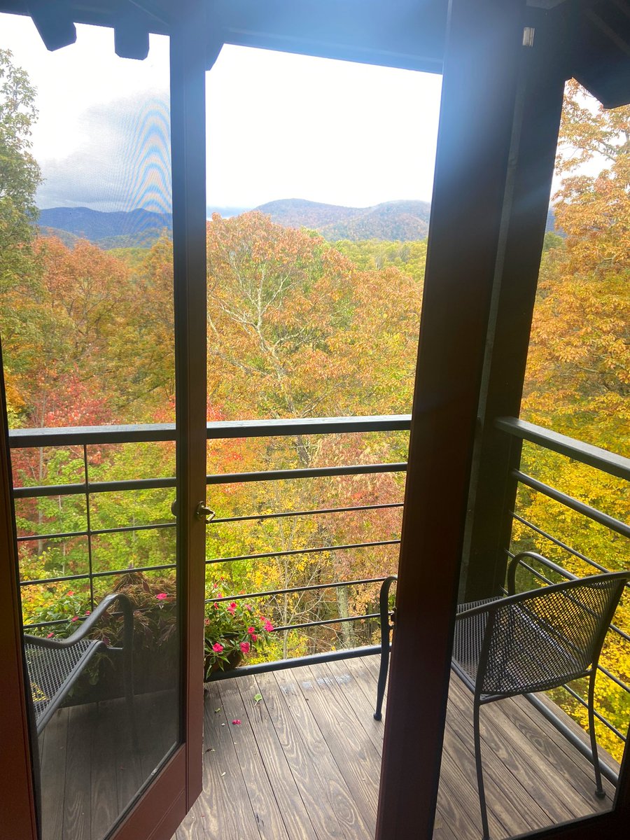 lacey_hallman's tweet photo. Full #rechargerelaxandrestup mode for Fall Break 🍂 #connectin5 https://t.co/7jOP5tkXm3