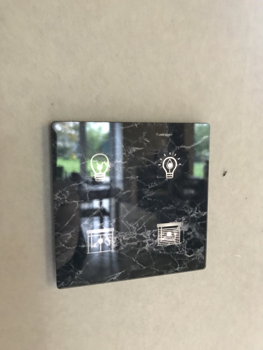 "Oh ils sont jolis ces interrupteurs". 2 avis féminins concordants le même jour pour la gamme Cubik de BES. 
Nous les avons mis en place sur nos murs non finis en attendant de les remplacer par autre chose. Mais au final, peut être bien qu'il y resteront.
domotique-distribution.com/collections/co…