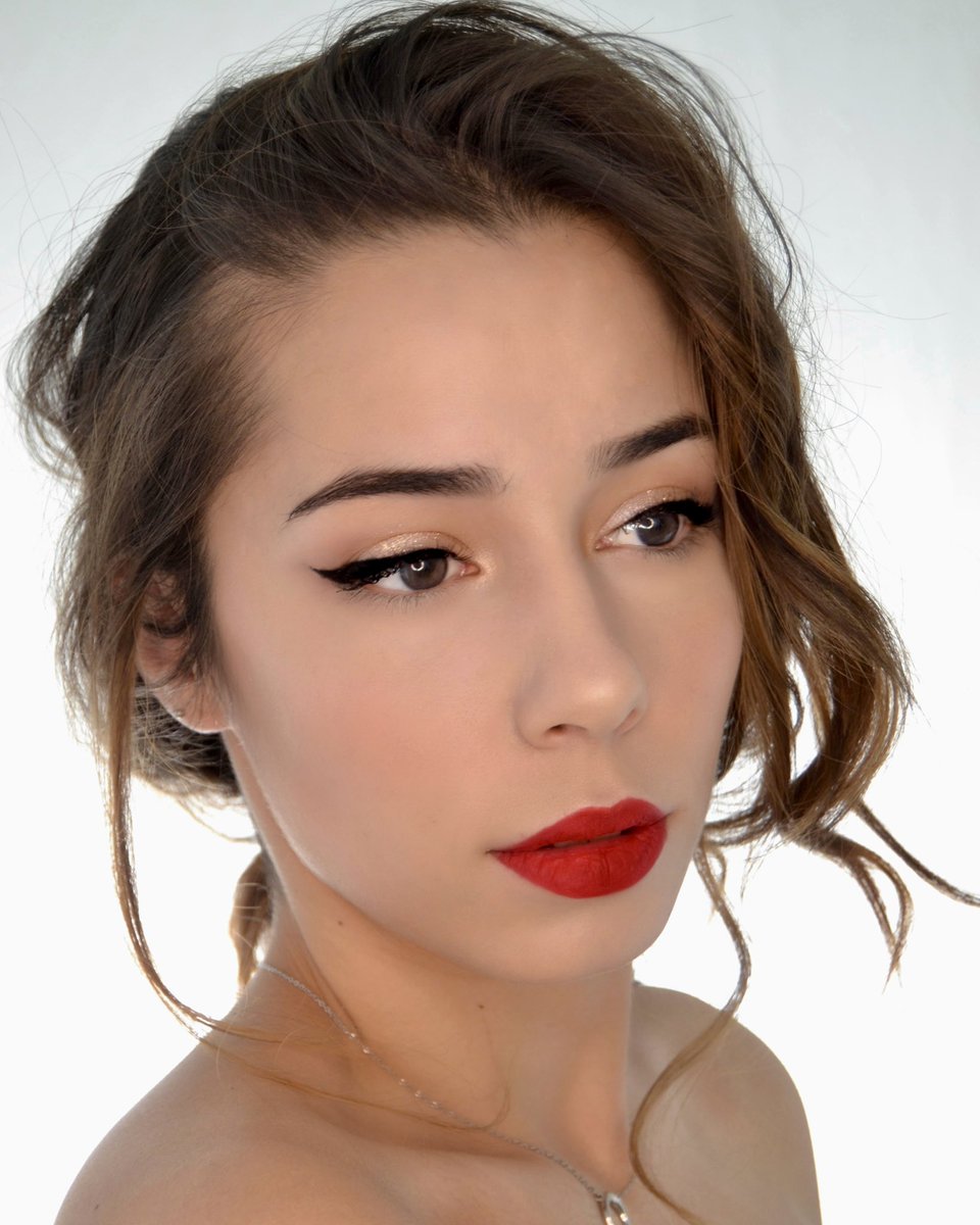 TheRightSideTL's tweet photo. Hola me llamo Maria, tengo 22 años y vivo en Madrid. 
Hace unos meses acabé mi Master de maquillaje y caracterización + Aetografía. 
Necesito encontrar un trabajo como maquilladora ya sea para tv, rodajes, o fotografía. 
Os adjunto ejemplos de mi trabajo.
Por favor compartid. https://t.co/E4ud9Q6YHb