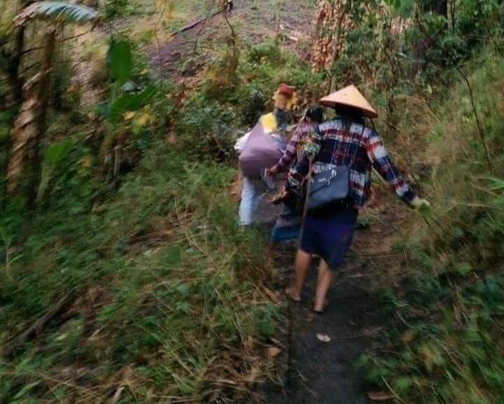 MoeTDar1's tweet photo. At least 30 refugees from Kayah( Karenni ) state reportedly died due to malnutrition and other illness during 4 months. In IDP camps, shelters, foodstuffs and medical care are now being required. #WhatsHappeningInMyanmar #Oct30Coup #WarCrimesOfJunta https://t.co/TaKeFmfbXi