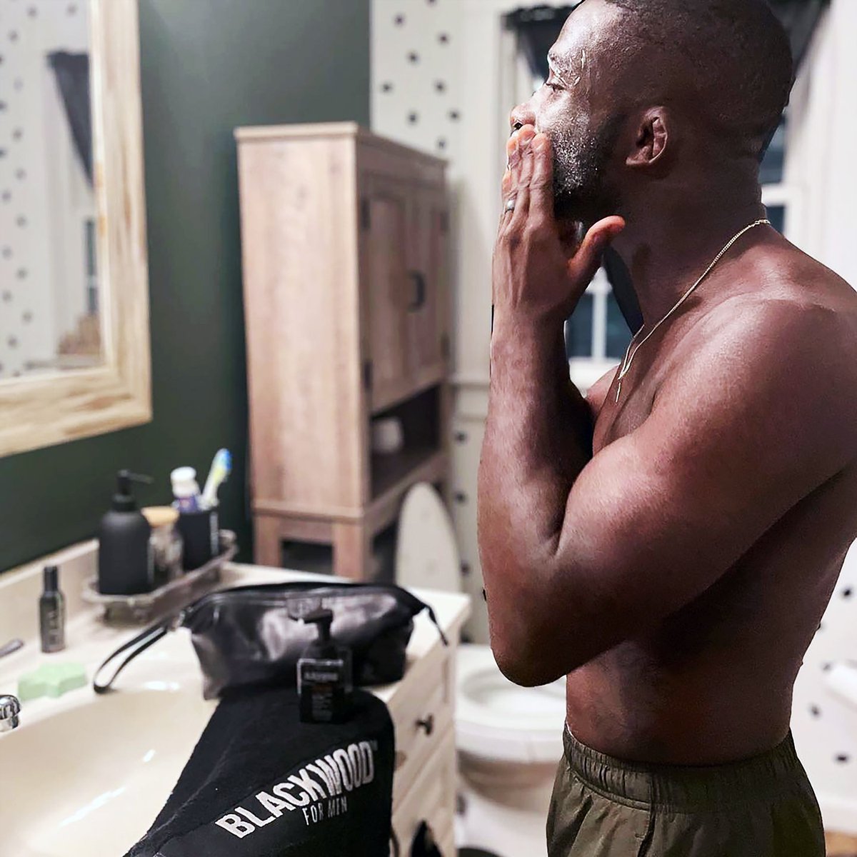 Blackwoodformen's tweet image. @bellatormma fighter Cee Jay Hamilton goes by "The Autobot" and when it comes time to Transform his face after punishing workouts, he starts with our #BotanicalBoosts 🌿💪🏾 to kickstart recovery &amp;amp; defend against damage 
#CleanseRestoreProtect 💦🛠🛡
📷: @ceejizzle125