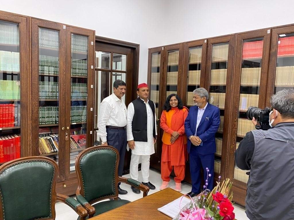 AmbedkarBhimrav's tweet photo. आज उत्तर प्रदेश के पूर्व मुख्यमंत्री अखिलेश यादवजी से लखनऊ म��ं मुलाकात हुई। साथ ही माजी सांसद सावित्रीबाई फुले भी उपस्थित थे।

२६ नवम्बर को लखनऊ में संविधान बचाओ महाआंदोलन समिति द्वारा भारतीय संविधान दिन का आयोजन किया गया है। https://t.co/Jd2ITTdCb5