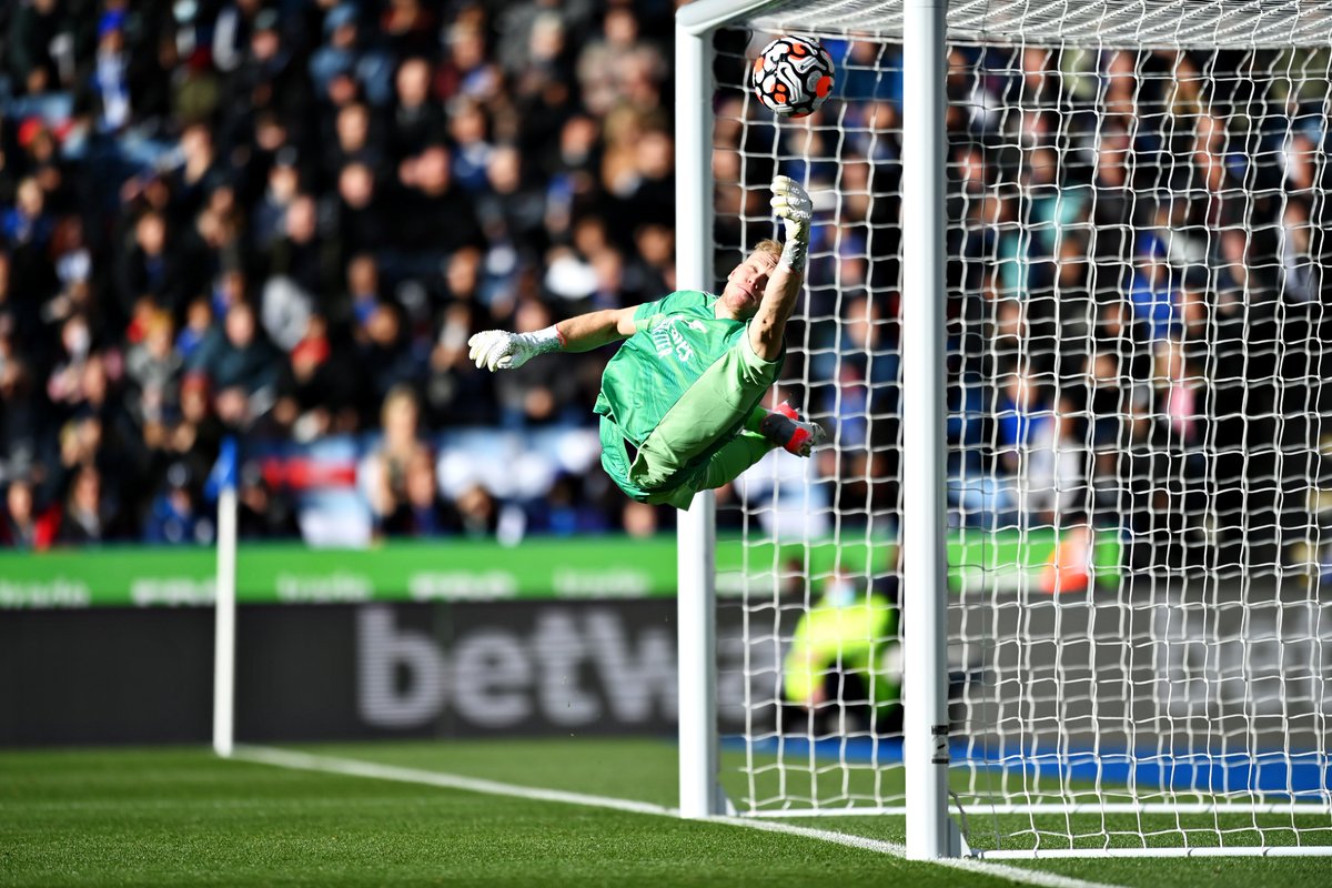 Psolyn1's tweet photo. First frame is Air Ramsdale✈ .
Second frame is Fly Leno✈.
Arsenal's got two very dependable goal keepers. Not a lot of teams have that. 👏👏
#COYG
#ARSLEI https://t.co/TNq17vWwWM