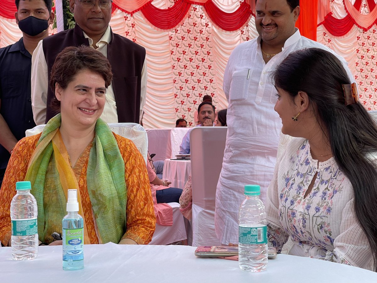 PragyaLive's tweet photo. पार्टी का नहीं पता..लेकिन यूपी को एक मज़बूत महिला नेता का विकल्प @priyankagandhi के तौर पर मिलता हुआ दिखाई देने लगा है.. https://t.co/AxWmeSMdYj