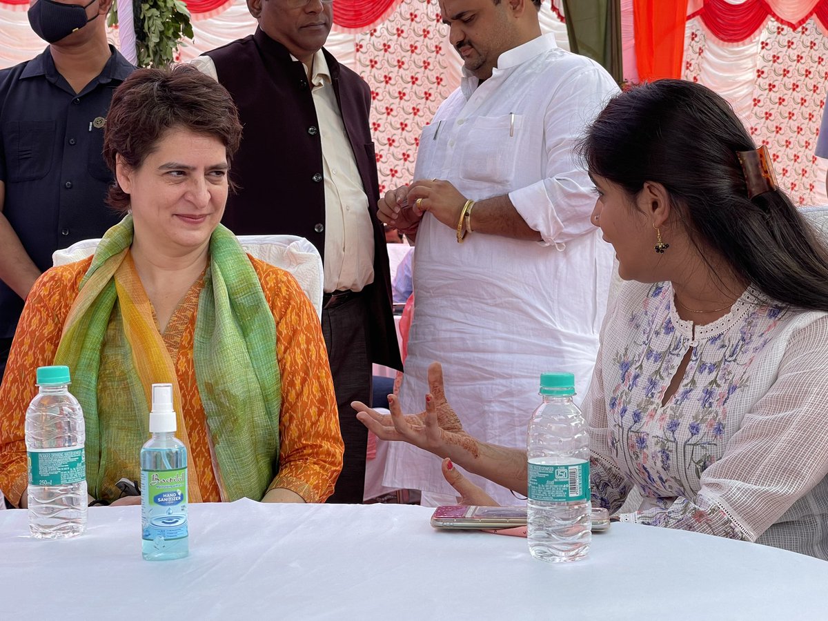 PragyaLive's tweet photo. पार्टी का नहीं पता..लेकिन यूपी को एक मज़बूत महिला नेता का विकल्प @priyankagandhi के तौर पर मिलता हुआ दिखाई देने लगा है.. https://t.co/AxWmeSMdYj