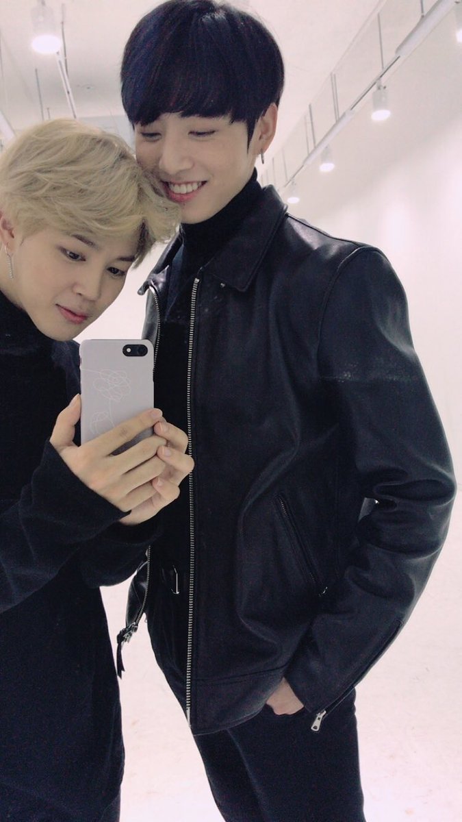 JikookLovers_'s tweet photo. Faz hoje 4 anos que o Jimin postou essa foto icônica 🤧 https://t.co/xAJEv4xNqk
