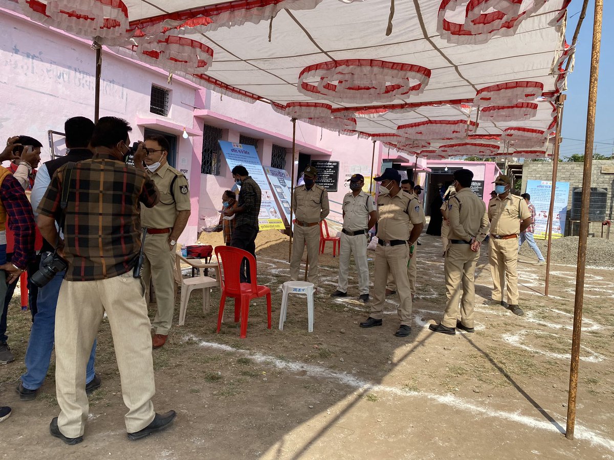 PoliceKhandwa's tweet photo. Khandwa district Loksabha by-election voting executed peacefully . https://t.co/ODEUazwmMZ