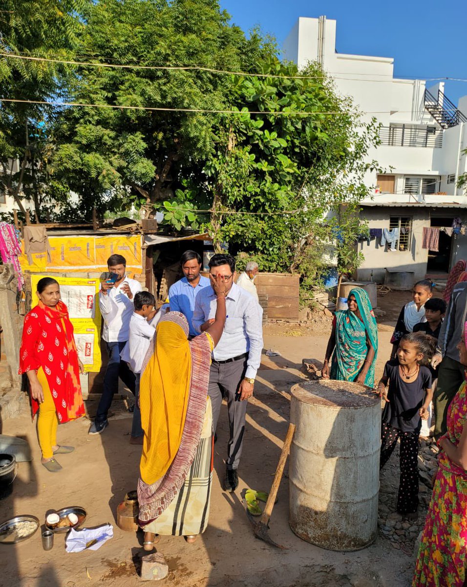 Milind_dave09's tweet photo. હિંમતનગરમાં કાચાને આવાસ વગરના 816 લાભાર્થીઓને સરકારની PMAY+મનરેગા યોજનાથી સીધી સહાય મળીને કુલ 1,60,000/-  ચોખ્ખી અને સીધી સહાય વચેટિયા વગર લાભાર્થીના ખાતામાં.આજે એવા જ કેટલાક લાભાર્થીઓના સપનાના ઘરનું *ખાતમુહૂર્ત* કરવાનું સપનું પૂરું કરવામાં સહભાગી થવાનું સૌભાગ્ય પ્રાપ્ત થયું. https://t.co/FnsqdwaCW6