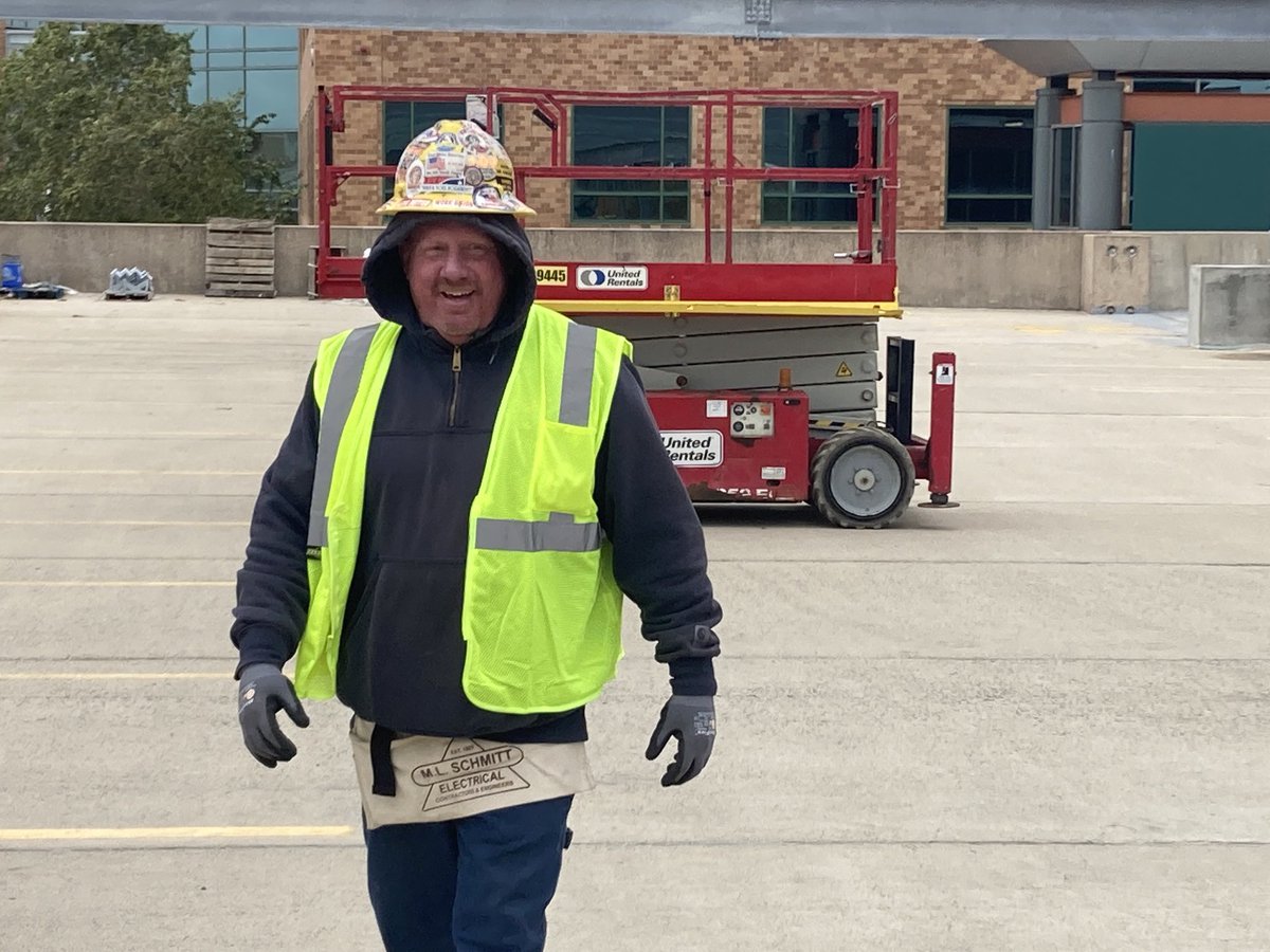 DavidOlaughlin2's tweet photo. Hard-working members of IBEW local 103 proudly installing solar panels parking garage canopy project Woburn Ma. ⁦@LAntonellis103⁩ @ibew103  🧰👷‍♂���🦺👷🏾⚡️☀️ https://t.co/iISRuck3rD