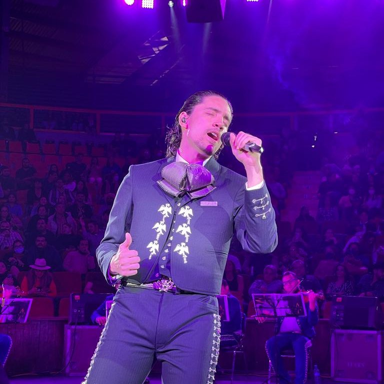 AlexFdezMusica's tweet photo. Qué bonito cantamos anoche en el Palenque Vicente Fernández en Gómez Palacio! Fue una noche muy especial para mí, seguro que nos vemos muy pronto 😎 https://t.co/Lj3b29iRc5