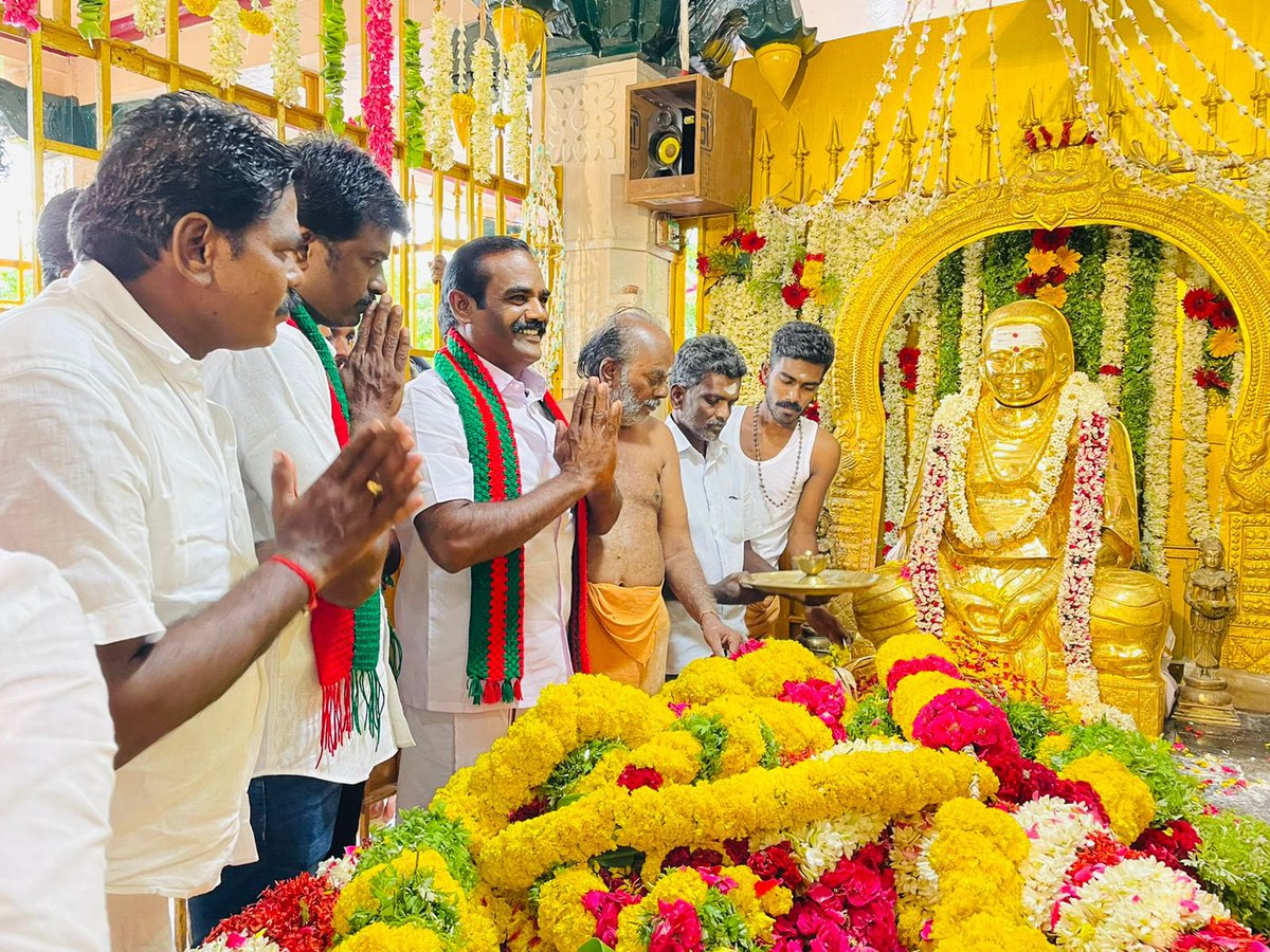 Thaniyarasu_U's tweet photo. இராமநாதபுரம் மாவட்டம், பசும்பொன் கிராமத்தில் நடைபெற்ற முத்துராமலிங்க தேவர் அய்யாவின் 114 வது குருபூஜை ஜெயந்தி விழாவில் கலந்து கொண்டு தெய்வீகத் திருமகனார் தேவர் அய்யாவின் த���ருவுருவச்சிலைக்கு ம���லை அணிவித்து மரியாதை செலுத்தினேன்... https://t.co/NbEqQ9Iqkp