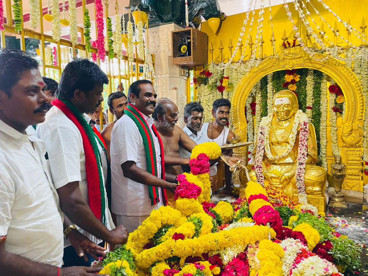 Thaniyarasu_U's tweet photo. இராமநாதபுரம் மாவட்டம், பசும்பொன் கிராமத்தில் நடைபெற்ற முத்துராமலிங்க தேவர் அய்யாவின் 114 வது குருபூஜை ஜெயந்தி விழாவில் கலந்து கொண்டு தெய்வீகத் திருமகனார் தேவர் அய்யாவின் த���ருவுருவச்சிலைக்கு ம���லை அணிவித்து மரியாதை செலுத்தினேன்... https://t.co/NbEqQ9Iqkp
