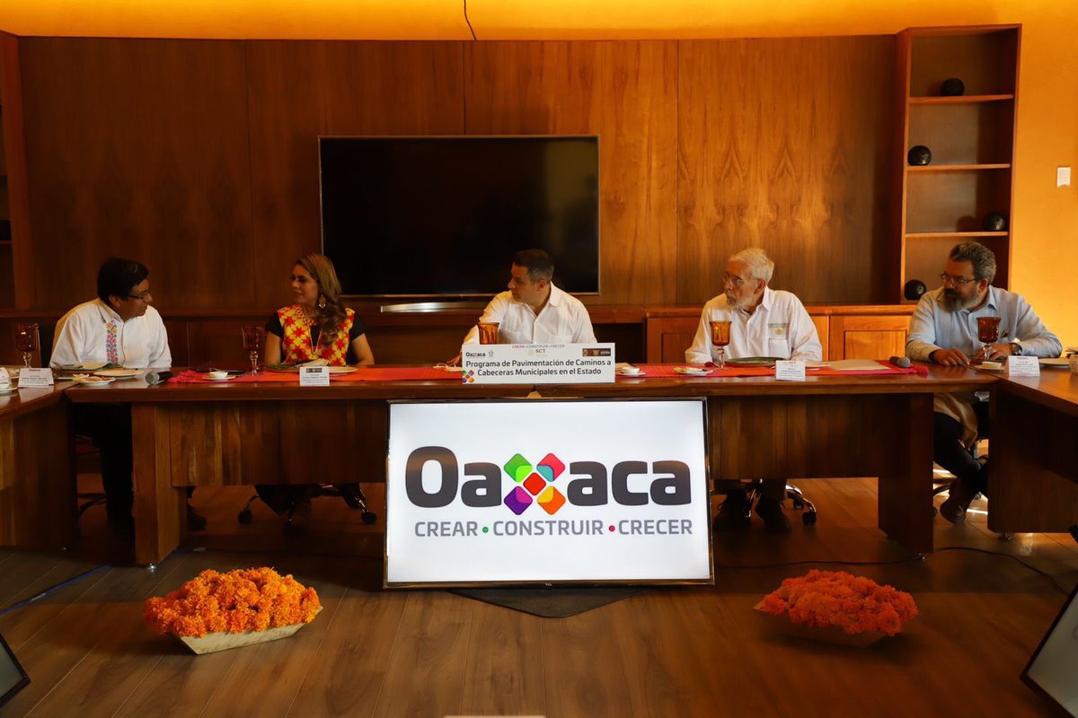 alejandromurat's tweet photo. En reunión con la Gobernadora de Guerrero, @EvelynSalgadoP, el Srio. Jorge Arganis Díaz de la @SCT_MX, el Subsrio. Jorge Nuño Lara y el titular del @INPImx, @DEELAYUUK, evaluamos y damos continuidad al Programa de Pavimentación de Caminos a Cabeceras Municipales. https://t.co/OwMfE4QUqI