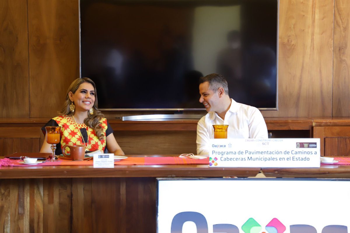alejandromurat's tweet photo. En reunión con la Gobernadora de Guerrero, @EvelynSalgadoP, el Srio. Jorge Arganis Díaz de la @SCT_MX, el Subsrio. Jorge Nuño Lara y el titular del @INPImx, @DEELAYUUK, evaluamos y damos continuidad al Programa de Pavimentación de Caminos a Cabeceras Municipales. https://t.co/OwMfE4QUqI