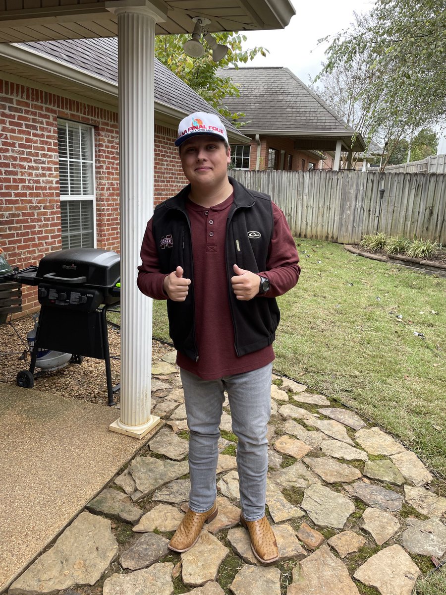 Woke up in Starkville. A bad, bad day to be a mix drink @bin_612 and an even worse day to be a @two_brothers_  smoked wing. So locked in #FeelsLike96