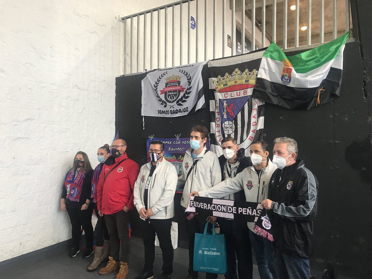 Acto de hermanamiento entre las ⁦<a href="/FdP_CDB/">FEDERACIÓN DE PEÑAS DEL CD BADAJOZ</a>⁩ y ⁦@fedext_ud⁩ y de apoyo a los dos clubes ⁦<a href="/CDBadajoz/">CD Badajoz</a>⁩ y ⁦<a href="/EXT_UD/">Extremadura UD</a>⁩ que están pasando dificultades a nivel institucional