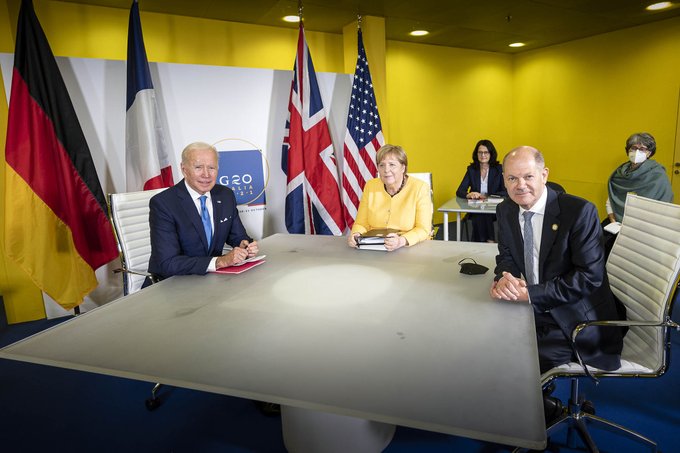 Foto: US-Präsident Biden, Kanzlerin Merkel und Finanzminister Scholz sitzen gemeinsam an einem Tisch beim bilateralen Treffen am Rande des G20-Gipfels in Rom.