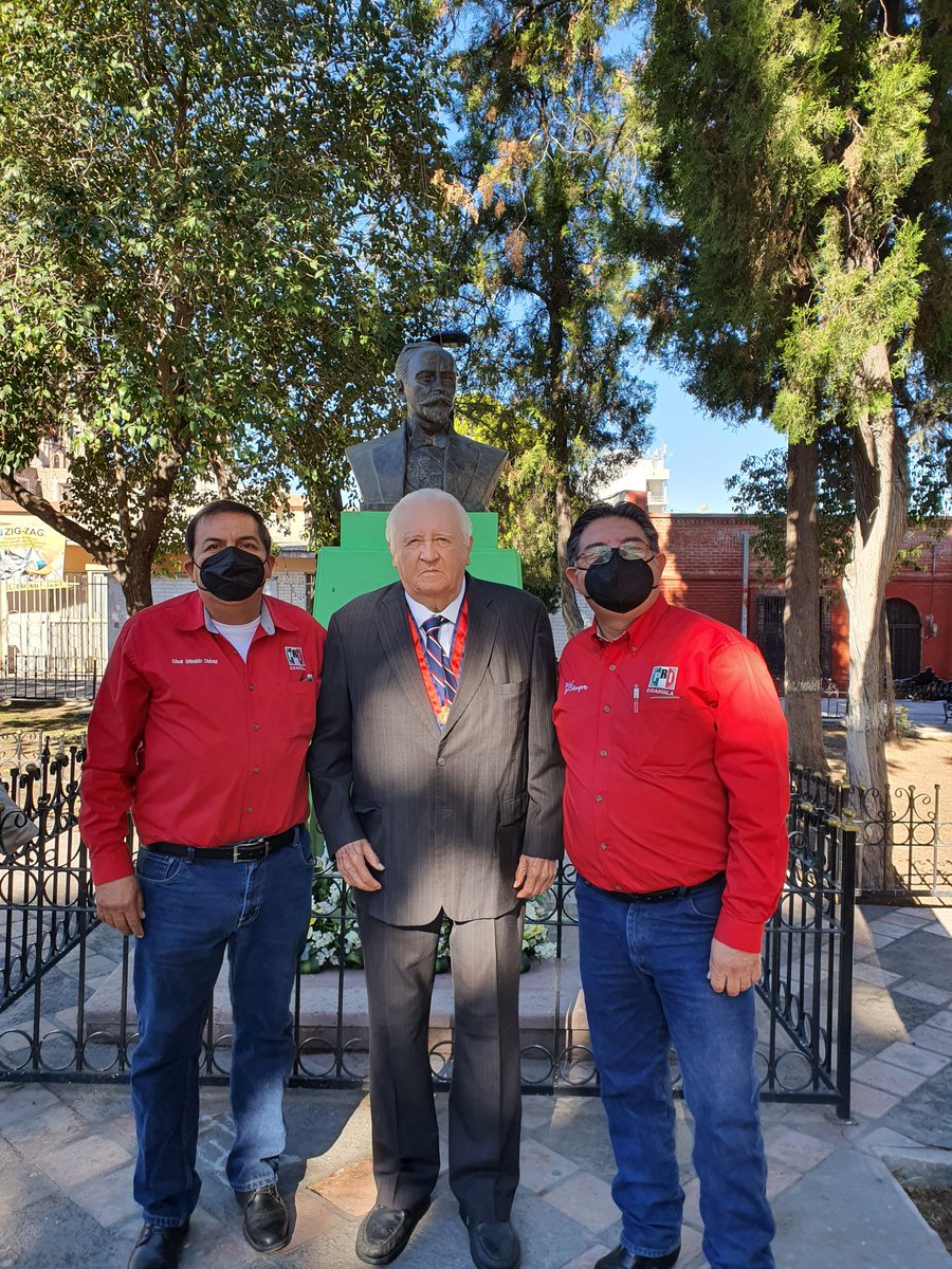 PRIaccioncivica's tweet photo. Guardia de Honor al "Apóstol de la Democracia" Francisco I. Madero en su CXLVIII Aniversario de su Natalicio, Por parte del equipo de Acción Cívica de la C.D.E. con la honrosa compañía del Profr. Arturo Berrueto González.
#NuestroOrgullo
#PorSiemprePRI 
@PRICoahuila 
@rigofuentes https://t.co/Hnsxez8Aeq