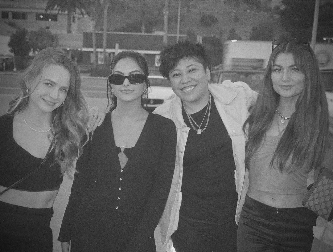 brittrobITA's tweet photo. NEW ➤ Britt Robertson (@RealBritt_Rob) with some of her friends, including Nic Mercado and Camila Mendes. 

(Via drewraytanner on Instagram feed) https://t.co/RUZuaivyUD