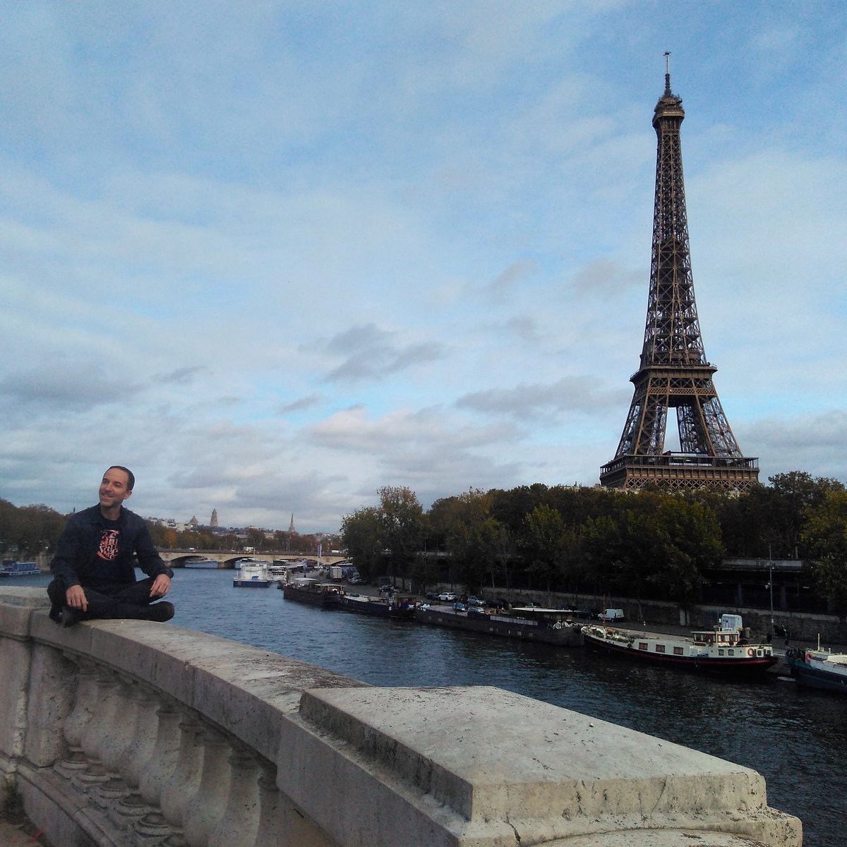 PBolantin's tweet photo. Voici 3 photos du tournage du clip de "ELLE", réalisé par Vincent Cerda, à découvrir dans quelques jours sur ma chaîne YouTube... #pascalbolantin #popfrançaise #frenchpop #Elle #chansonfrançaise #popmusic #songwriter #tournage #Paris #TourEiffel #NotreDameDeParis #plage https://t.co/toT5fMM3Im