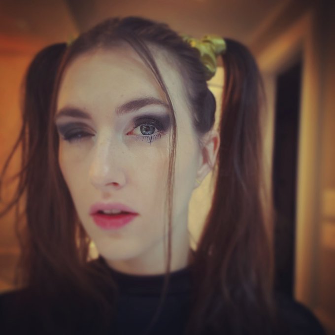 Dis-moi. L&rsquo;ombre de toi. Obscure telle la vision qu&rsquo;on a de soi? Tell me. Does the shadow we carry. Make<a href="/tag/singer"class="tags"><span>#singer</span></a><a href="/tag/ombre"class="tags"><span>#ombre</span></a><a href="/tag/poetry"class="tags"><span>#poetry</span></a><a href="/tag/shadow"class="tags"><span>#shadow</span></a><a href="/tag/goth"class="tags"><span>#goth</span></a><a href="/tag/lyrics"class="tags"><span>#lyrics</span></a><a href="/tag/songwriter"class="tags"><span>#songwriter</span></a>