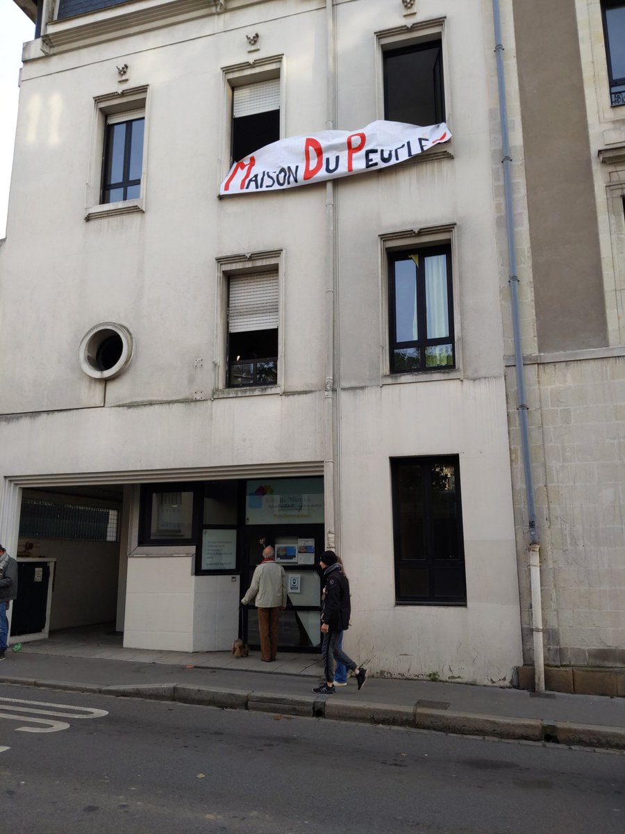 🏡🔥 La bannière de la Maison du Peuple <a href="/MaisonNantes/">Maison du Peuple de Nantes</a> flotte de nouveau !
N'hésitez pas à venir soutenir l'installation,
📍 Place de l'édit de Nantes 📍