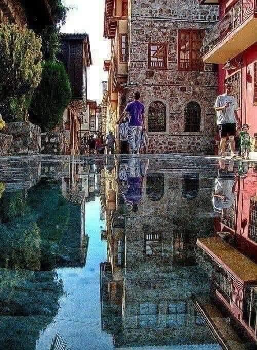 NacifCecilia's tweet photo. La Calle de los espejos en Estambul Turquia, esta calle es una de las mas bonitas del mundo porque en el suelo podemos ver un preciso reflejo casi como si fuera un espejo.

#leoEscuchateChile
#infhear #HearYourselfBook
https://t.co/lJj77rjC5S https://t.co/PZDgJiGdm5