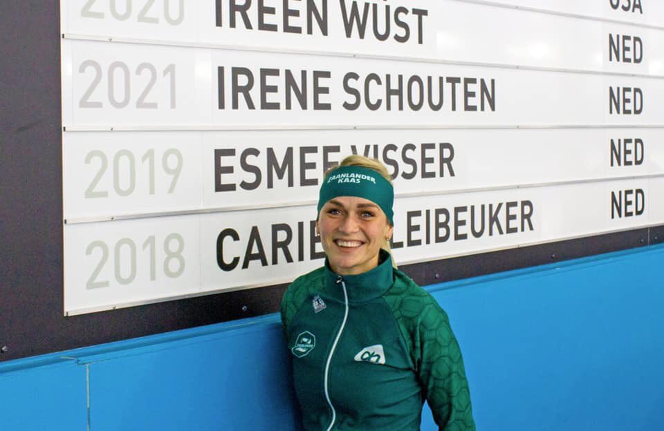 Thialf's tweet photo. 𝘽𝘼𝘼𝙉𝙍𝙀𝘾𝙊𝙍𝘿🚨: Irene Schouten duikt met 3:54.59 onder het baanrecord van de Russin Natalja Voronina uit januari 2021!🙌 
@schoutenirene #DaikinNKAfstanden https://t.co/EI7pUOLAKs